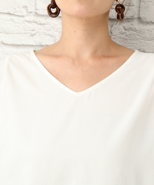 LEPSIM（レプシィム）の「ソデギャザーTブラウスSS　760195（シャツ/ブラウス・レディース・オフホワイト/ブラック/グレイッシュベージュ/マスタード・FREE）」の6枚目の写真