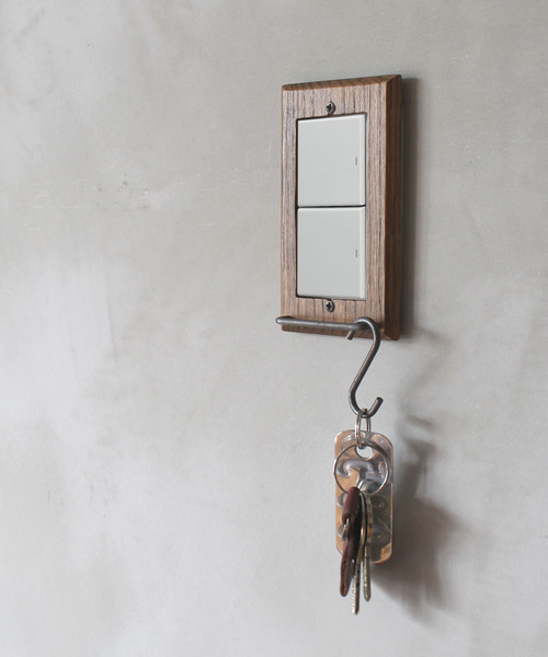 a.depeche(アデペシュ)の「wood hang bar switch plate wide / ウッドハングバースイッチプレート 1口(インテリア雑貨・レディース・ブラウン・FREE)」の1枚目の写真