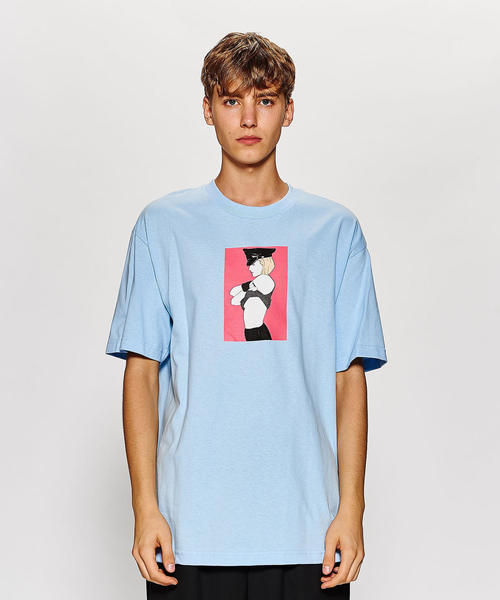 PLEASURES(プレジャー)の「<PLEASURES × PATRICK NAGEL> ARRESTED T/Tシャツ(Tシャツ/カットソー・メンズ・ブラック/ライトブルー・LARGE/MEDIUM)」の1枚目の写真