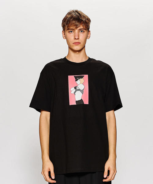 PLEASURES(プレジャー)の「<PLEASURES × PATRICK NAGEL> ARRESTED T/Tシャツ(Tシャツ/カットソー・メンズ・ブラック/ライトブルー・LARGE/MEDIUM)」の2枚目の写真