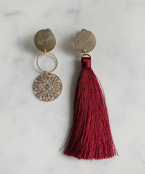 Port（ポート）の「ゴールド レース タッセル イヤリング（イヤリング・レディース・カーキ/アイボリー/バーガンディー/グレイッシュベージュ・FREE）」の4枚目の写真