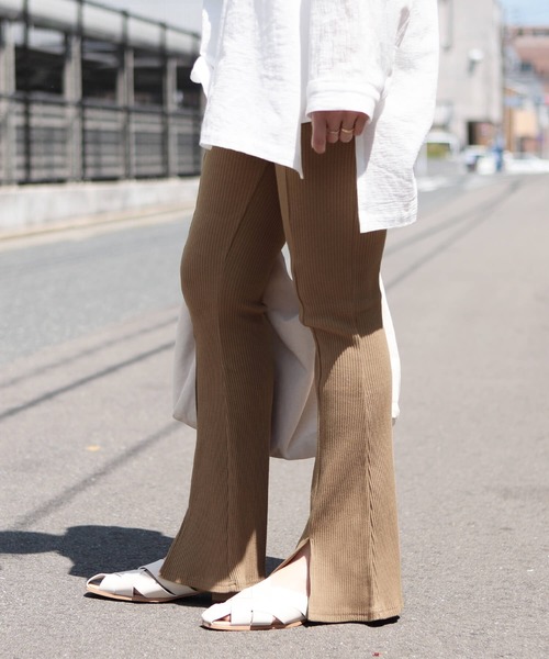 reca(レカ)の「タック入りフロントスリットリブフレアパンツ(その他パンツ・レディース・ブラック/ブラウン/カーキ/モカ/キャメル/ベージュ・FREE)」の2枚目の写真