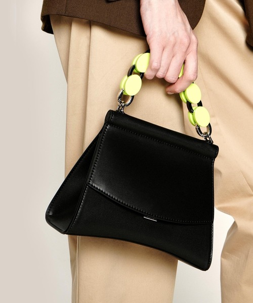 CHARLES & KEITH（チャールズ & キース）の「アクリルハンドル スカルプチャーバッグ / Acrylic Handle Sculptural Bag（ハンドバッグ・レディース・ブラック/グレー/マルチ/ブルー系その他2・S）」の5枚目の写真