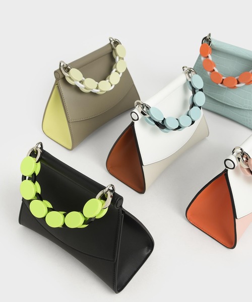 CHARLES & KEITH（チャールズ & キース）の「アクリルハンドル スカルプチャーバッグ / Acrylic Handle Sculptural Bag（ハンドバッグ・レディース・ブラック/グレー/マルチ/ブルー系その他2・S）」の7枚目の写真