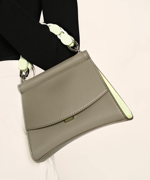 CHARLES & KEITH（チャールズ & キース）の「アクリルハンドル スカルプチャーバッグ / Acrylic Handle Sculptural Bag（ハンドバッグ・レディース・ブラック/グレー/マルチ/ブルー系その他2・S）」の10枚目の写真