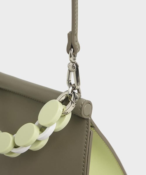 CHARLES & KEITH（チャールズ & キース）の「アクリルハンドル スカルプチャーバッグ / Acrylic Handle Sculptural Bag（ハンドバッグ・レディース・ブラック/グレー/マルチ/ブルー系その他2・S）」の12枚目の写真