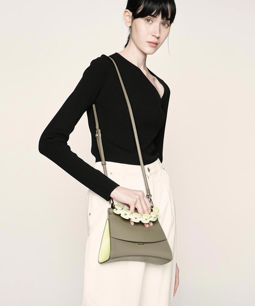 CHARLES & KEITH（チャールズ & キース）の「アクリルハンドル スカルプチャーバッグ / Acrylic Handle Sculptural Bag（ハンドバッグ・レディース・ブラック/グレー/マルチ/ブルー系その他2・S）」の14枚目の写真