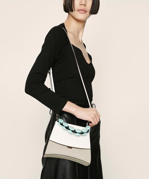 CHARLES & KEITH（チャールズ & キース）の「アクリルハンドル スカルプチャーバッグ / Acrylic Handle Sculptural Bag（ハンドバッグ・レディース・ブラック/グレー/マルチ/ブルー系その他2・S）」の20枚目の写真