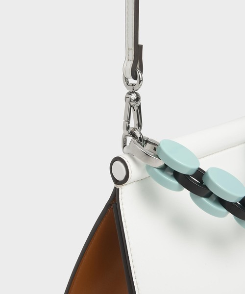 CHARLES & KEITH（チャールズ & キース）の「アクリルハンドル スカルプチャーバッグ / Acrylic Handle Sculptural Bag（ハンドバッグ・レディース・ブラック/グレー/マルチ/ブルー系その他2・S）」の22枚目の写真