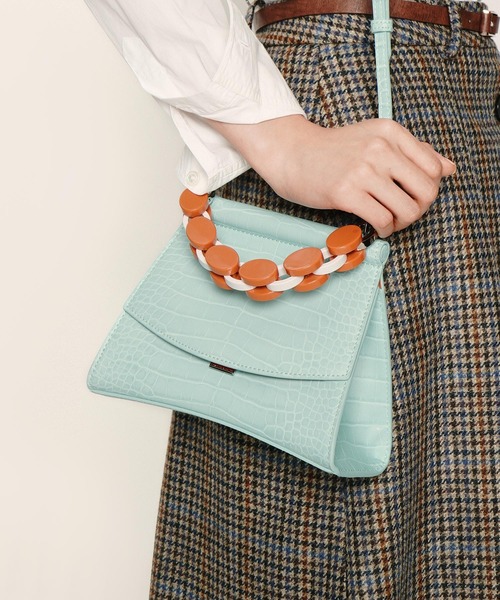 CHARLES & KEITH（チャールズ & キース）の「アクリルハンドル スカルプチャーバッグ / Acrylic Handle Sculptural Bag（ハンドバッグ・レディース・ブラック/グレー/マルチ/ブルー系その他2・S）」の15枚目の写真