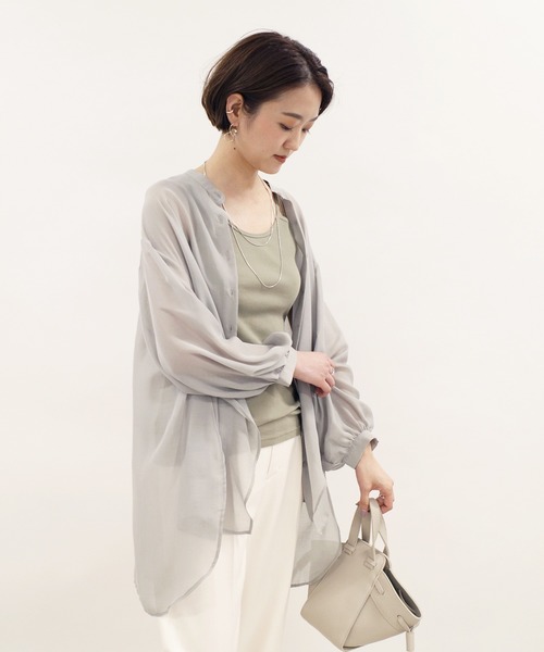 DouDou(ドゥドゥ)の「WEB限定サイドスリットシアーシャツ(シャツ/ブラウス・レディース・グリーン/ベージュ/ホワイト・FREE)」の3枚目の写真