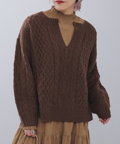 ap retro(アプレトロ)の「キーネックケーブルニットプルオーバー【ZOZOTOWN限定商品】(ニット/セーター・レディース・オフホワイト/ブラック/ダークグリーン/ブラウン/ベージュ/グレイッシュベージュ/ダークオレンジ・FREE)」の4枚目の写真