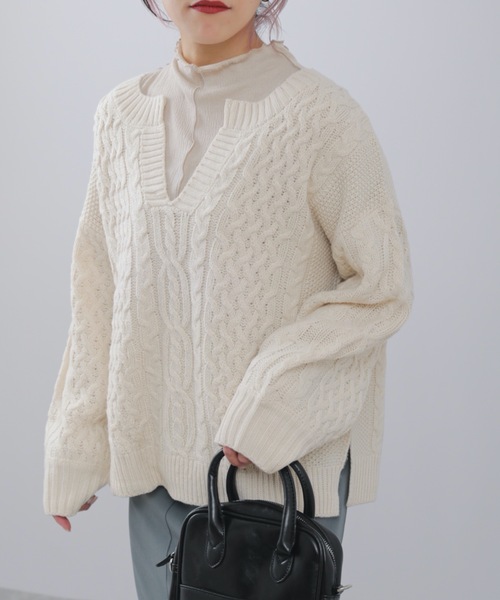 ap retro(アプレトロ)の「キーネックケーブルニットプルオーバー【ZOZOTOWN限定商品】(ニット/セーター・レディース・オフホワイト/ブラック/ダークグリーン/ブラウン/ベージュ/グレイッシュベージュ/ダークオレンジ・FREE)」の2枚目の写真