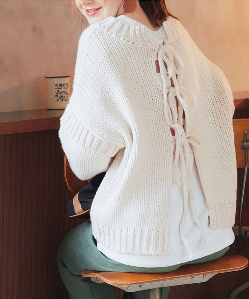 archives（アルシーヴ）の「バックリボンざっくりニット（ニット/セーター・レディース・ブラック/アイボリー/グレイッシュベージュ・MEDIUM）」の2枚目の写真