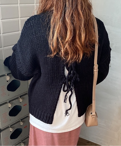 archives（アルシーヴ）の「バックリボンざっくりニット（ニット/セーター・レディース・ブラック/アイボリー/グレイッシュベージュ・MEDIUM）」の3枚目の写真