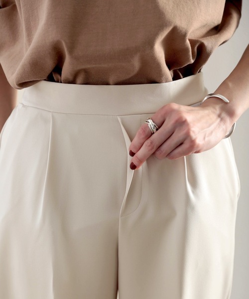 classicalelf(クラシカルエルフ)の「センタープレステーパードパンツ(スラックス・レディース・ブラック/モカ/ホワイト系その他/グレイッシュベージュ・SMALL/MEDIUM/LARGE/X-LARGE)」の19枚目の写真