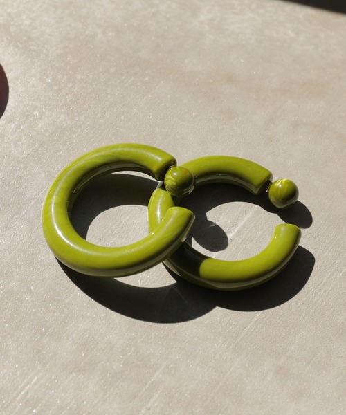 AMERICAN HOLIC(アメリカンホリック)の「ビッグアクリルフープピアス(ピアス(両耳用)・レディース・パープル/ブラウン/グリーン/アイボリー/ピンク系その他2・FREE)」の4枚目の写真