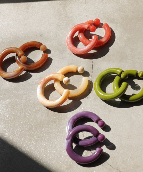 AMERICAN HOLIC(アメリカンホリック)の「ビッグアクリルフープピアス(ピアス(両耳用)・レディース・パープル/ブラウン/グリーン/アイボリー/ピンク系その他2・FREE)」の6枚目の写真