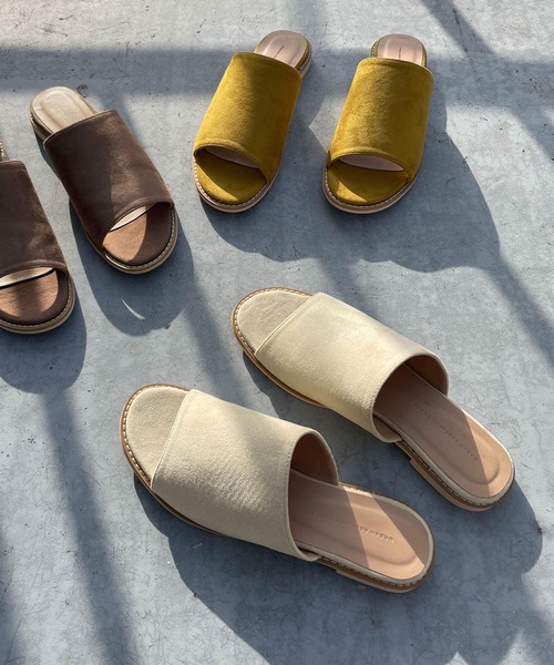 URBAN RESEARCH DOORS（アーバンリサーチドアーズ）の「フラットスエードサンダル（サンダル・レディース・マスタード/ホワイト系その他/グレー系その他・MEDIUM/LARGE）」の4枚目の写真