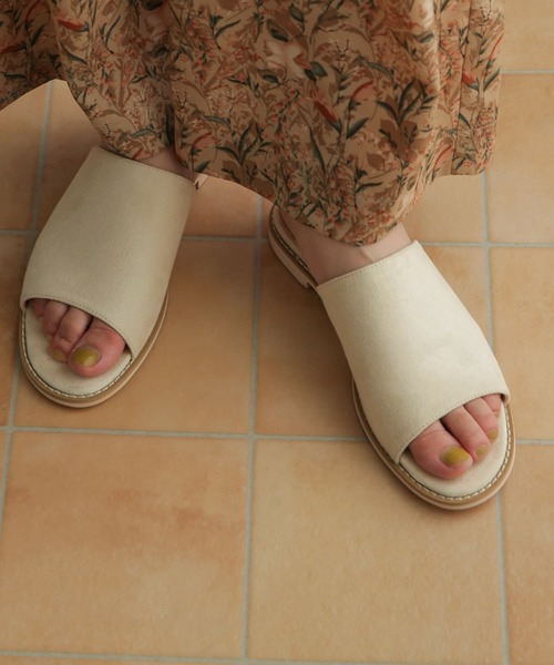 URBAN RESEARCH DOORS（アーバンリサーチドアーズ）の「フラットスエードサンダル（サンダル・レディース・マスタード/ホワイト系その他/グレー系その他・MEDIUM/LARGE）」の11枚目の写真