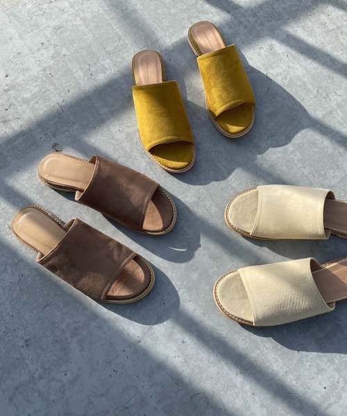 URBAN RESEARCH DOORS（アーバンリサーチドアーズ）の「フラットスエードサンダル（サンダル・レディース・マスタード/ホワイト系その他/グレー系その他・MEDIUM/LARGE）」の5枚目の写真