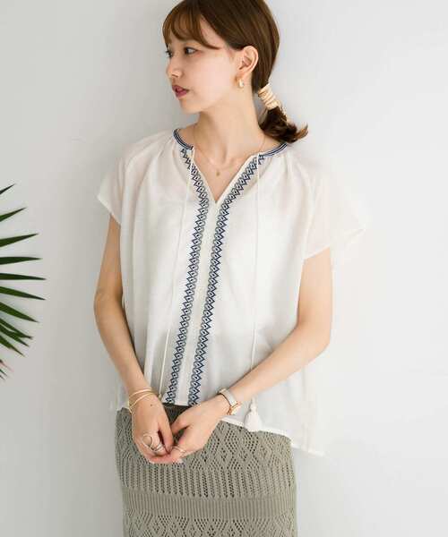 ITEMS URBANRESEARCH(アイテムズ アーバンリサーチ)の「シシュウフレンチスリーブブラウス(シャツ/ブラウス・レディース・オフホワイト/ブラック・FREE)」の1枚目の写真