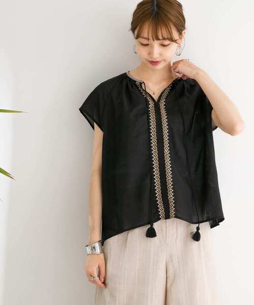 ITEMS URBANRESEARCH(アイテムズ アーバンリサーチ)の「シシュウフレンチスリーブブラウス(シャツ/ブラウス・レディース・オフホワイト/ブラック・FREE)」の2枚目の写真