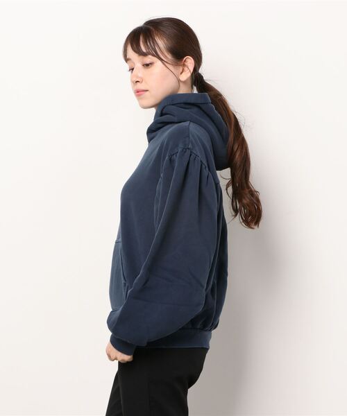 Levi's(リーバイス)の「LEVI'S(R) MADE & CRAFTED(R) SHIRRING フーディー(パーカー・レディース・ブルー・S/M/XS)」の2枚目の写真