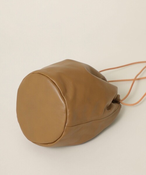 JANE SMITH / JOHN SMITH（ジェーンスミスジョンスミス）の「【JANE SMITH(ジェーンスミス)】レザードローストリングバッグ 21WBG-#944S/レザー巾着（ハンドバッグ・レディース・キャメル/ブラック・0）」の11枚目の写真