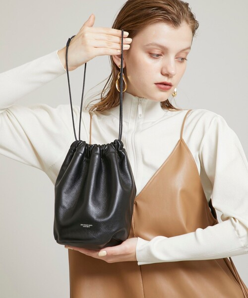 JANE SMITH / JOHN SMITH（ジェーンスミスジョンスミス）の「【JANE SMITH(ジェーンスミス)】レザードローストリングバッグ 21WBG-#944S/レザー巾着（ハンドバッグ・レディース・キャメル/ブラック・0）」の14枚目の写真