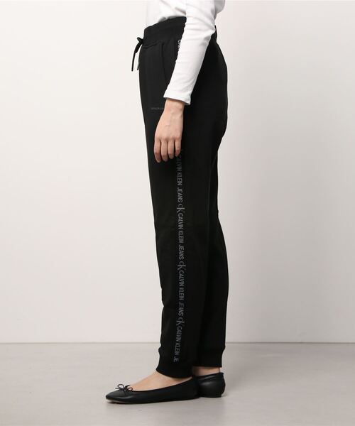 Calvin Klein Jeans(カルヴァンクラインジーンズ)の「AS ロゴ トリム ジョガー パンツ(スウェットパンツ・レディース・ブラック・M/XS/S)」の2枚目の写真