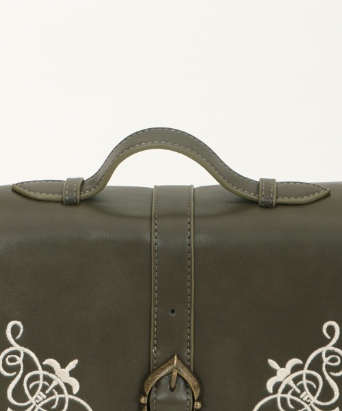 axes femme（アクシーズファム）の「フラップ刺繍スクエアバッグ（ショルダーバッグ・レディース・ワイン/ネイビー/カーキ・MEDIUM）」の19枚目の写真