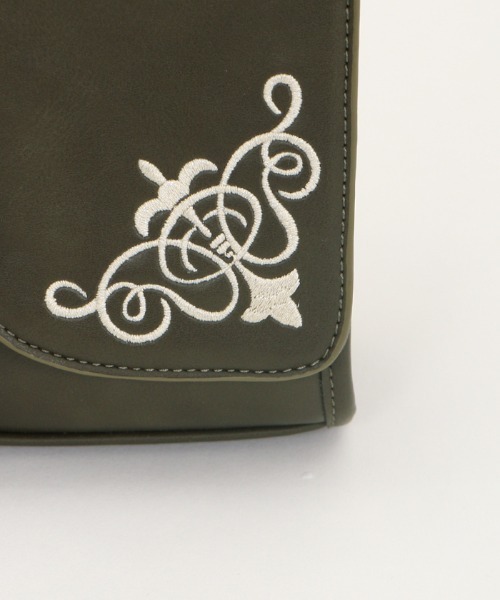 axes femme（アクシーズファム）の「フラップ刺繍スクエアバッグ（ショルダーバッグ・レディース・ワイン/ネイビー/カーキ・MEDIUM）」の20枚目の写真