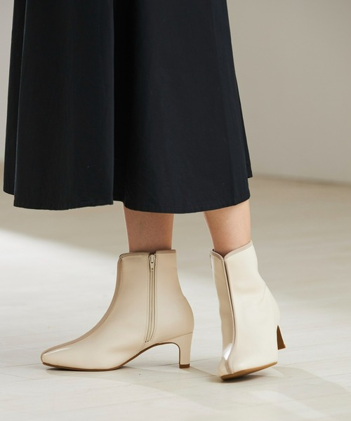 Fabby fabby（ファビィーファビィー）の「パイピングセットバックヒールショートブーツ（ブーツ・レディース・ブラウン/ブラック/オフホワイト・MEDIUM/SMALL/LARGE）」の2枚目の写真