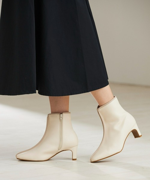 Fabby fabby（ファビィーファビィー）の「パイピングセットバックヒールショートブーツ（ブーツ・レディース・ブラウン/ブラック/オフホワイト・MEDIUM/SMALL/LARGE）」の9枚目の写真