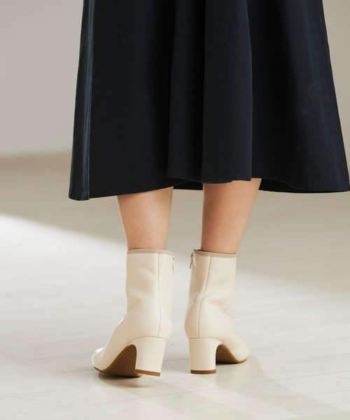 Fabby fabby（ファビィーファビィー）の「パイピングセットバックヒールショートブーツ（ブーツ・レディース・ブラウン/ブラック/オフホワイト・MEDIUM/SMALL/LARGE）」の8枚目の写真