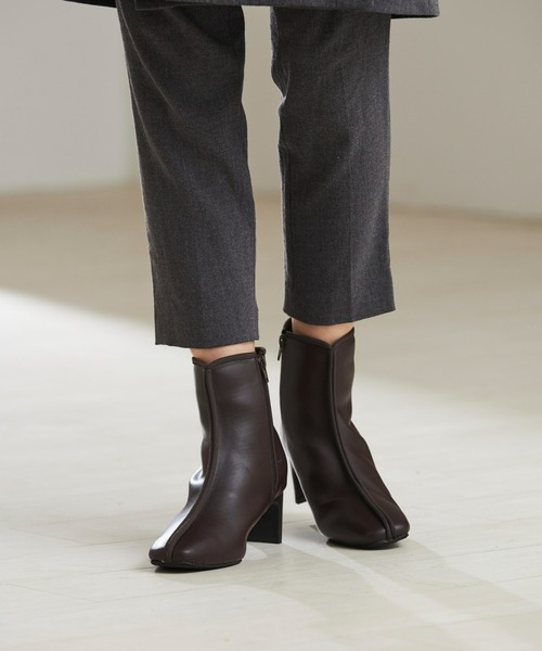 Fabby fabby（ファビィーファビィー）の「パイピングセットバックヒールショートブーツ（ブーツ・レディース・ブラウン/ブラック/オフホワイト・MEDIUM/SMALL/LARGE）」の7枚目の写真