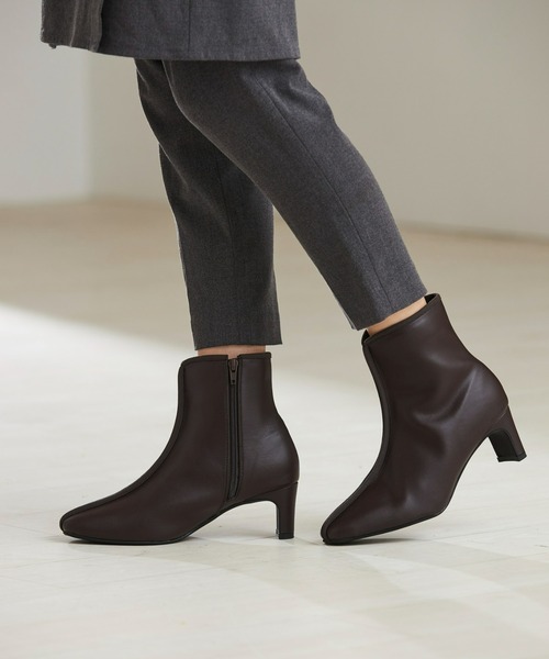 Fabby fabby（ファビィーファビィー）の「パイピングセットバックヒールショートブーツ（ブーツ・レディース・ブラウン/ブラック/オフホワイト・MEDIUM/SMALL/LARGE）」の6枚目の写真