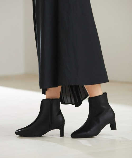 Fabby fabby（ファビィーファビィー）の「パイピングセットバックヒールショートブーツ（ブーツ・レディース・ブラウン/ブラック/オフホワイト・MEDIUM/SMALL/LARGE）」の22枚目の写真