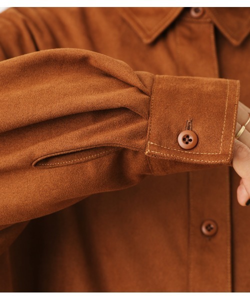 RODEO CROWNS WIDE BOWL(ロデオクラウンズワイドボウル)の「FAUX SUEDE ビッグシャツ(シャツ/ブラウス・レディース・ブラウン/ライトグリーン/ベージュ・FREE)」の13枚目の写真