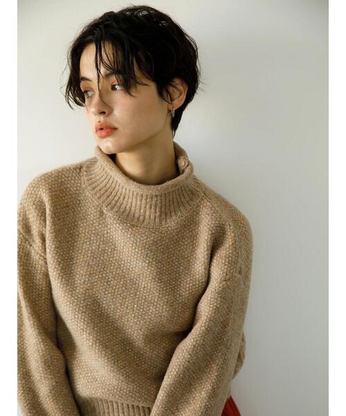 koe（コエ）の「クロップドボリュームニットプルオーバー*（ニット/セーター・レディース・グレー/ベージュ/イエロー・FREE）」の4枚目の写真