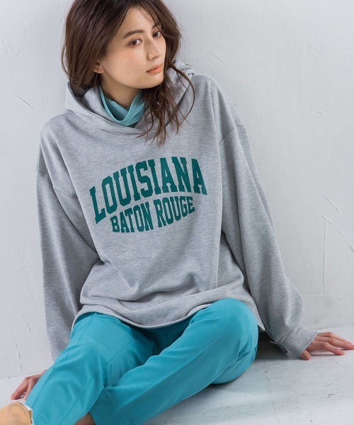 socolla（ソコラ）の「【socolla】カレッジロゴスウェットパーカー（パーカー・レディース・ネイビー/グリーン/ベージュ/グレー・M）」の2枚目の写真