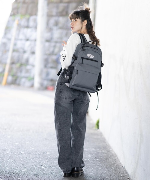 X-girl（エックスガール）の「OVAL LOGO BACKPACK（バックパック/リュック・レディース・ブラック/グレー・ONE SIZE）」の4枚目の写真