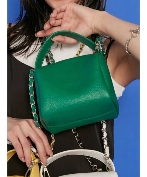 EMODA(エモダ)の「【WEB限定】チェーンショルダータイニーバッグ(ショルダーバッグ・レディース・ホワイト/ブラック/イエロー/グリーン・FREE)」の1枚目の写真