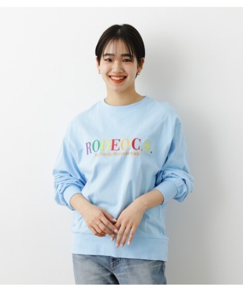 RODEO CROWNS WIDE BOWL(ロデオクラウンズワイドボウル)の「レインボーロゴ刺繍ロングTシャツ(Tシャツ/カットソー・レディース・ホワイト/ブラック/サックスブルー・FREE)」の1枚目の写真