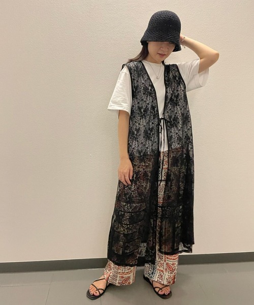 ＪＵＧＬＡＮＳ（ユグランス）の「☆ 一枚で今っぽコーデ完成。コード花レースロングジレ　T1357（ベスト・レディース・ホワイト/ブラック・FREE）」の2枚目の写真