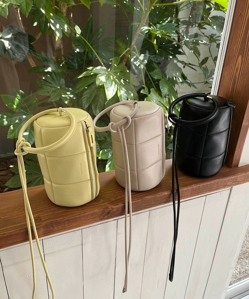 CAPRICIEUX LE'MAGE（カプリシューレマージュ）の「〈WEB限定〉パフドラムバッグ（ショルダーバッグ・レディース・ブラック/ホワイト/イエロー・FREE）」の4枚目の写真