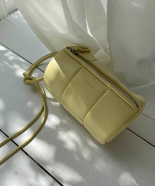 CAPRICIEUX LE'MAGE（カプリシューレマージュ）の「〈WEB限定〉パフドラムバッグ（ショルダーバッグ・レディース・ブラック/ホワイト/イエロー・FREE）」の5枚目の写真