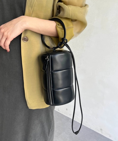 CAPRICIEUX LE'MAGE（カプリシューレマージュ）の「〈WEB限定〉パフドラムバッグ（ショルダーバッグ・レディース・ブラック/ホワイト/イエロー・FREE）」の8枚目の写真