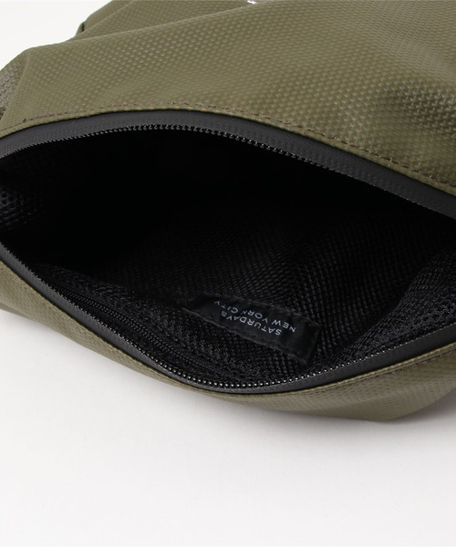 Saturdays NYC（サタデーズ ニューヨークシティ ）の「WIND AND SEA x Saturdays NYC Upcycle Chaz Dopp Kit（ハンドバッグ・メンズ・オリーブ・FREE）」の2枚目の写真